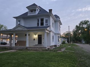 1102 6th St, Charleston, IL 61920