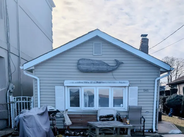 141 Shoreland Cir, Laurence Harbor, NJ 08879