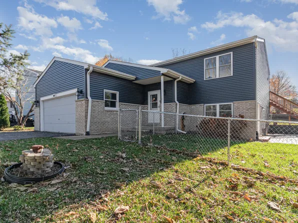 135 Lotus Dr, Lakemoor, IL 60051