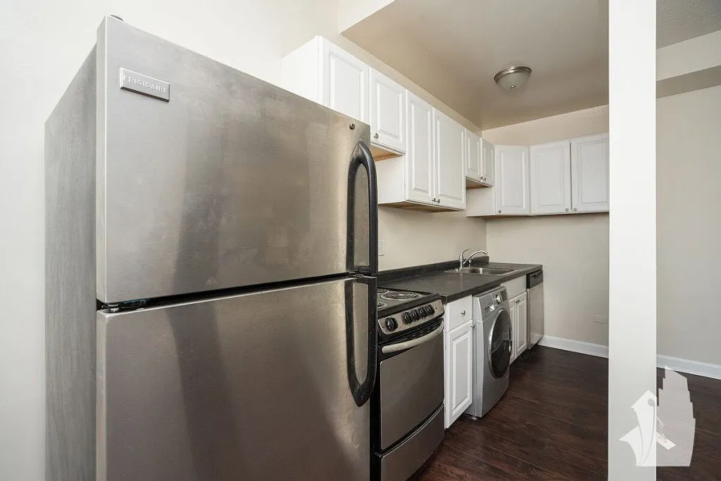 Building Photo - 3345 N Marshfield Ave #410