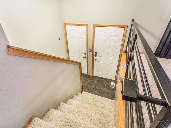 3rd image of 808 Lois Ln