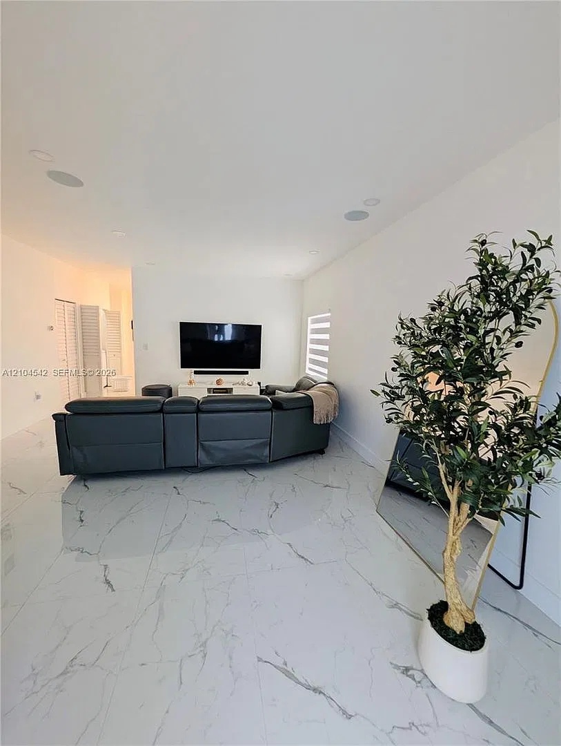 8137 NW 199th Terrace 0, Hialeah, FL 33015 - 6371 — Photo 4
