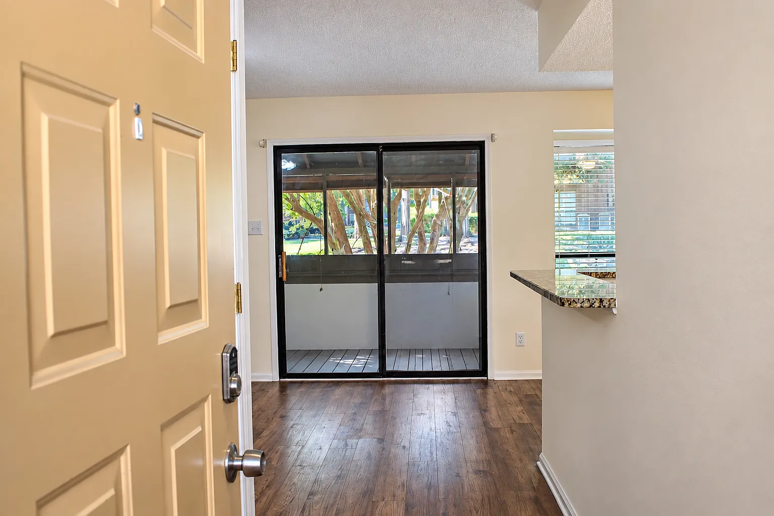 2 bed, 1074 sqft, $1,500 — Photo 2