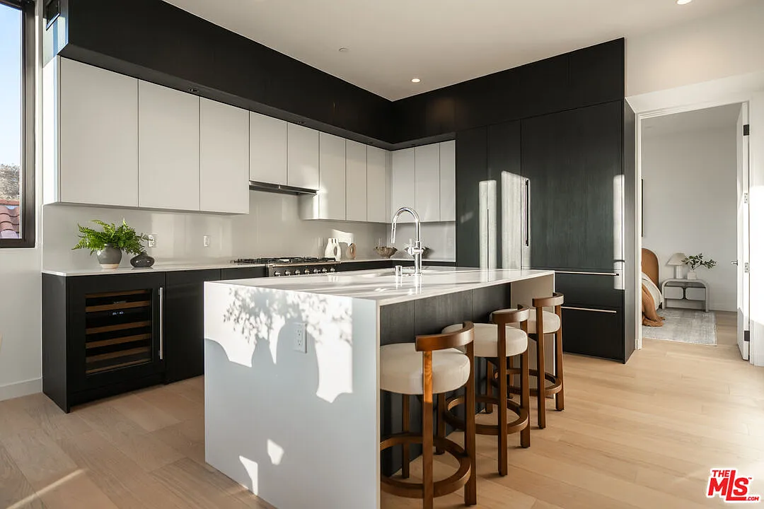 2 bed, 2.5 bath, 1339 sqft, $8,000 — Photo 3