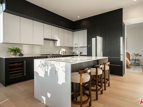 5th image of 1264 N Harper Ave #Penthouse 1