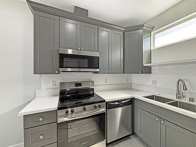 1056 N Lincoln St — Photo 1
