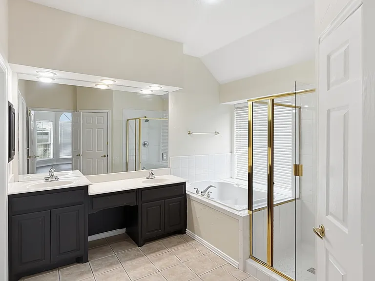 502 Overhill Dr — Photo 10