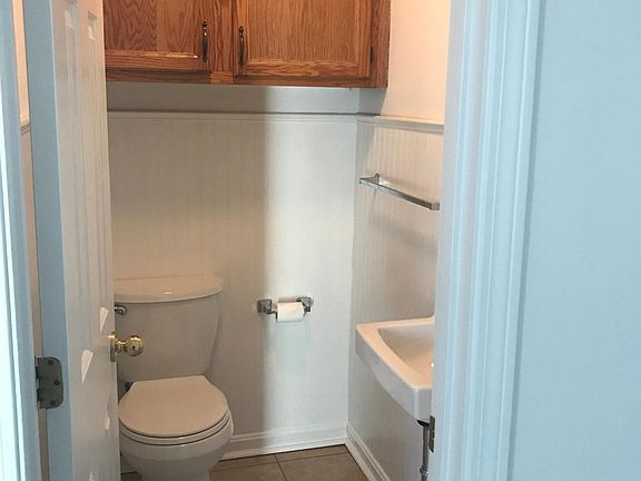 Half bathroom on the st floor