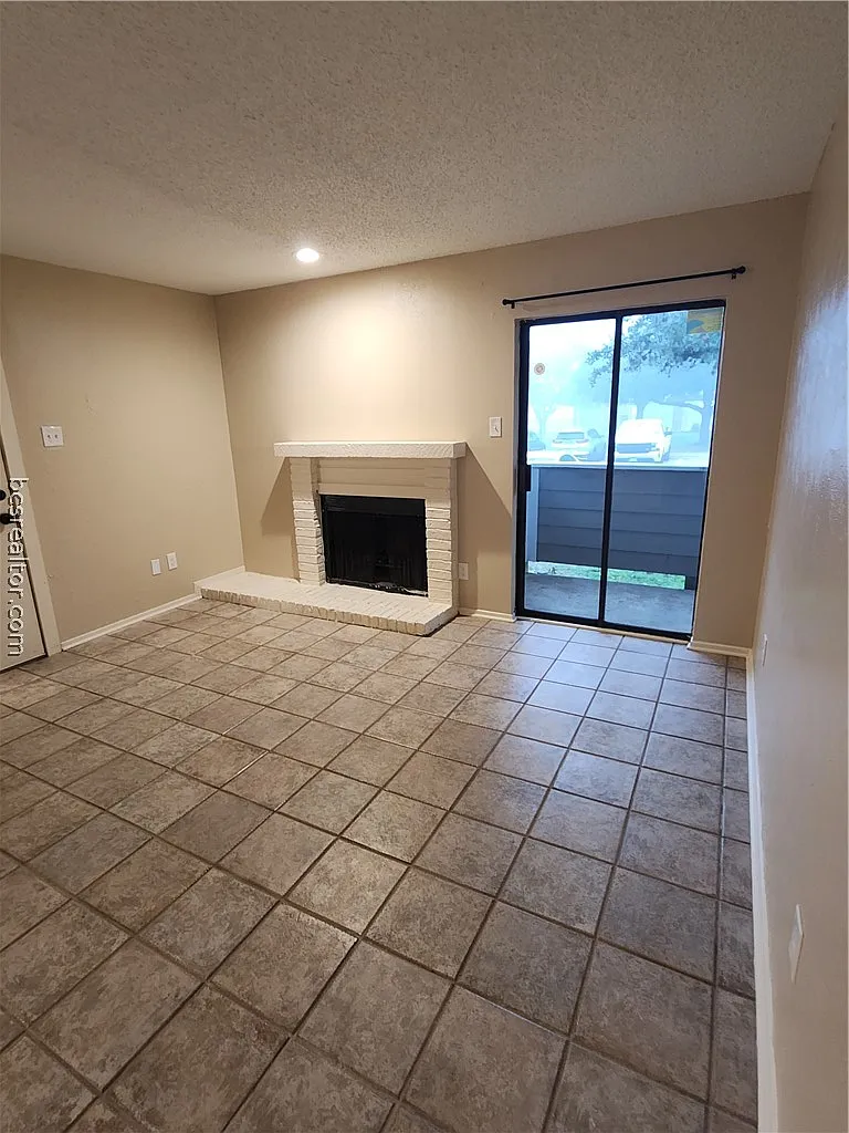 1 bed, 1.0 bath, 688 sqft, $895 — Photo 3
