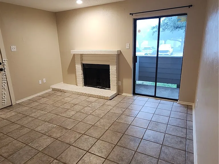 1901 Holleman Dr W #201 — Photo 3