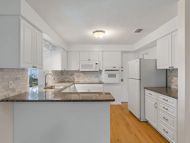 2236 Habersham Dr — Photo 6