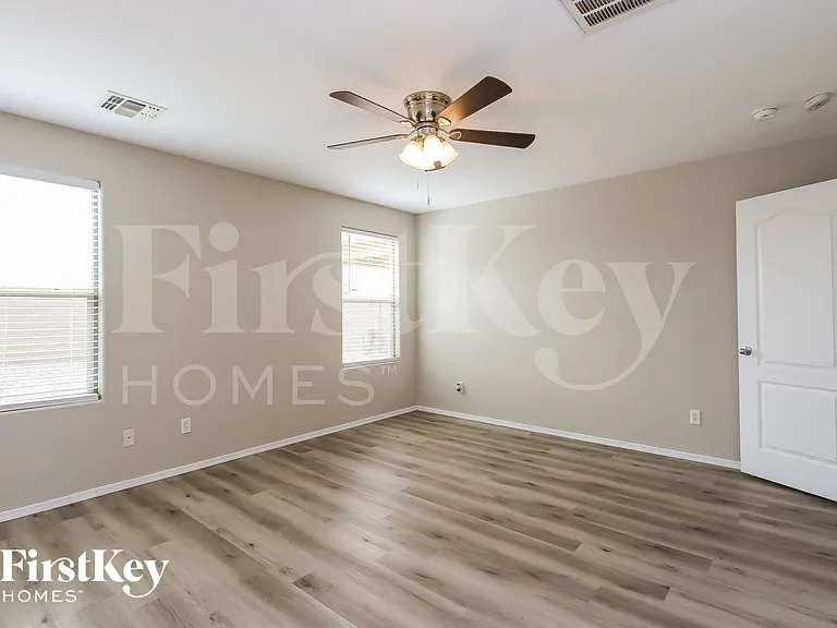 941 E Leslie Ave — Photo 8