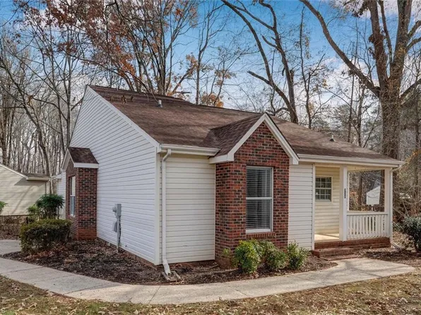 720 Meadowgreen Village Dr, Eden, NC 27288