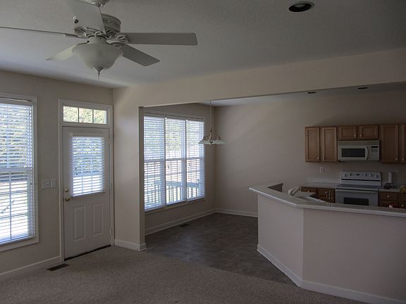 Breakfast Area & Kitchen