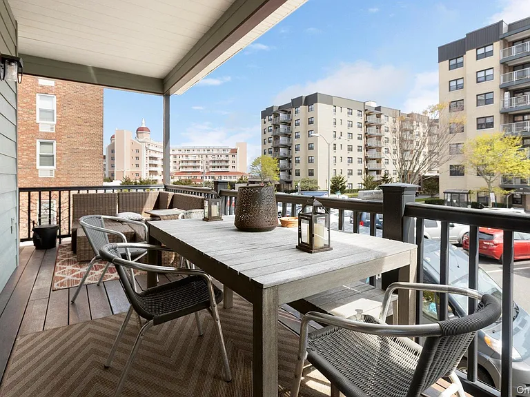 847B E Broadway — Photo 1