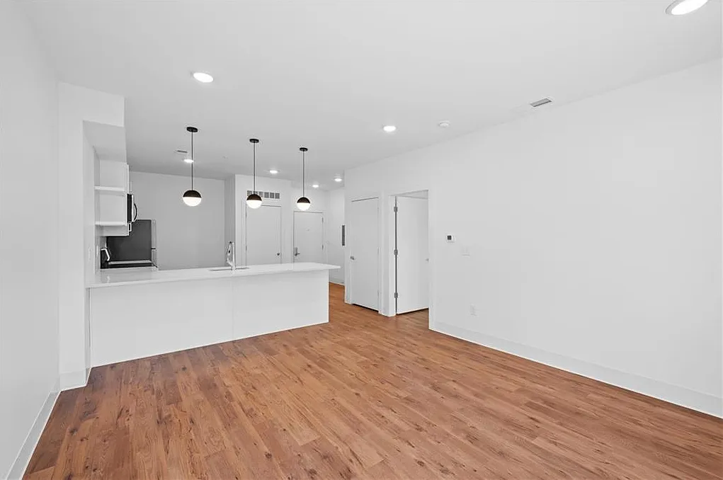 2 bed, 2.0 bath, 1006 sqft, $1,800 — Photo 3