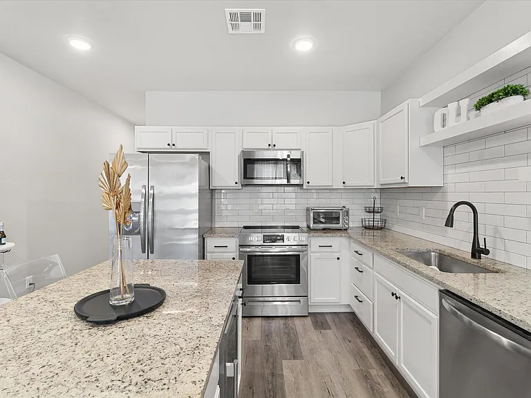 209 W Apache St #301 — Photo 3