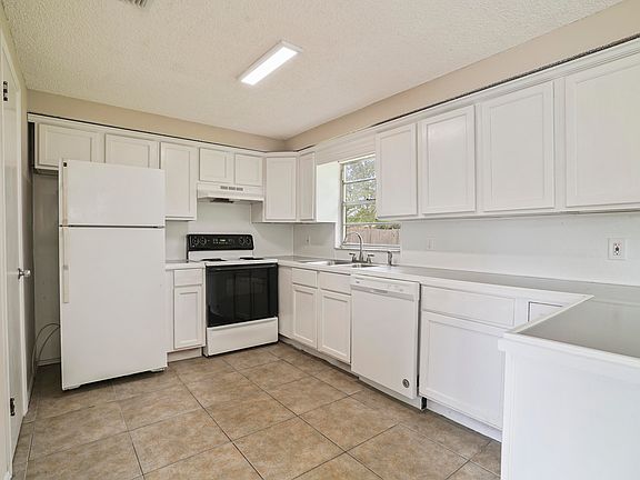 4th image of 200 Evergreen Ln