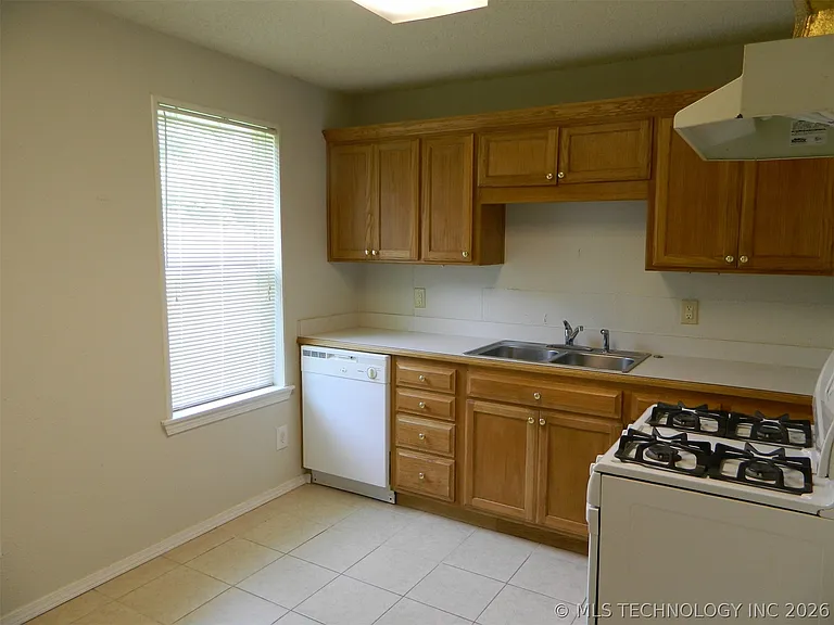 1306 W Exchange St — Photo 5