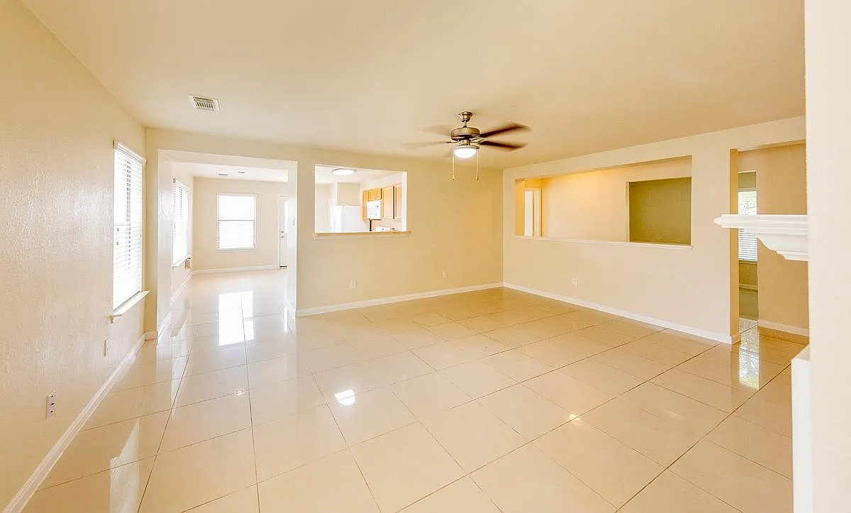 3 bed, 2.0 bath, 1575 sqft, $1,900 — Photo 4