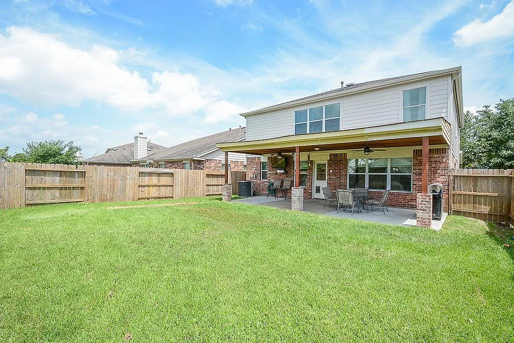 4 bed, 2.5 bath, 2432 sqft, $2,300 — Photo 4