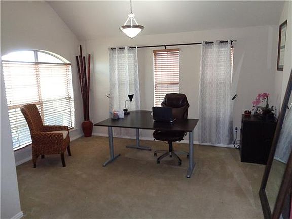 4th image of 1015 Hollow Creek Dr