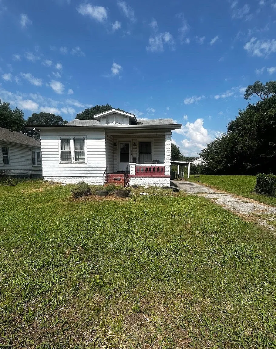 3 bed, 758 sqft, $990 — Photo 1