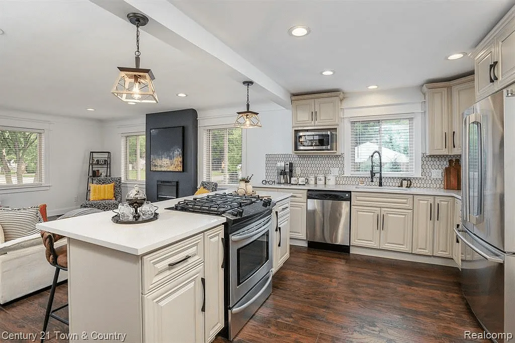 3 bed, 2015 sqft, $3,500 — Photo 4