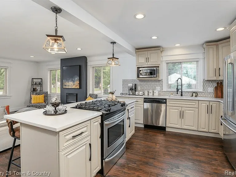 28588 Pierce St — Photo 4