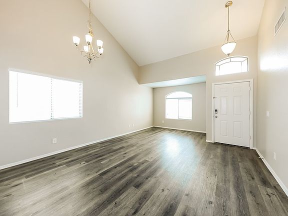 4th image of 3252 W Huntington Dr