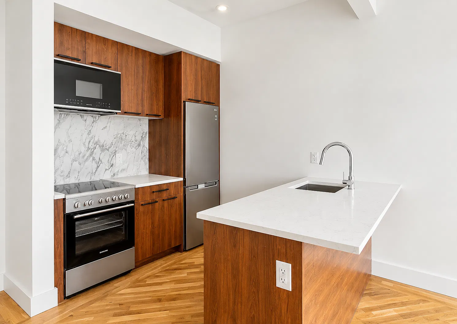 1106 Gates Avenue — Photo 2