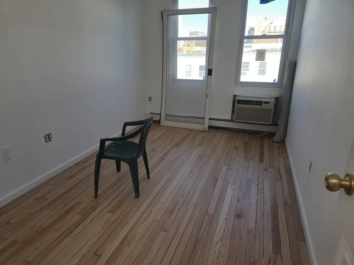 Building Photo - 2087 Daly Ave #3