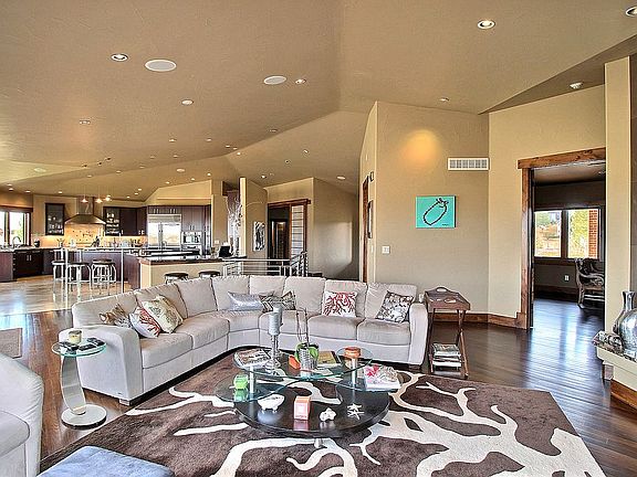 Great Room w/ Gas Fireplace