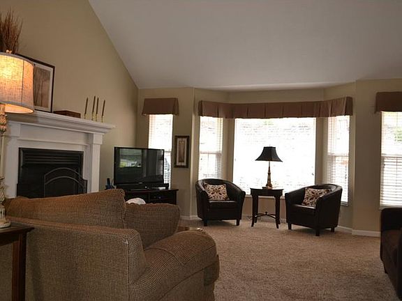 5th image of 128 Autumn Hill Dr