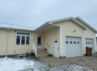 1928 28th St SW, Minot, ND 58701