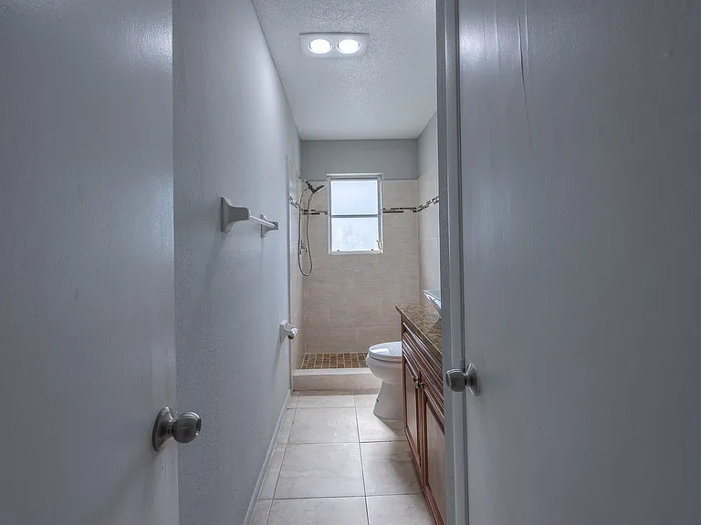 916 Gillespie St — Photo 3
