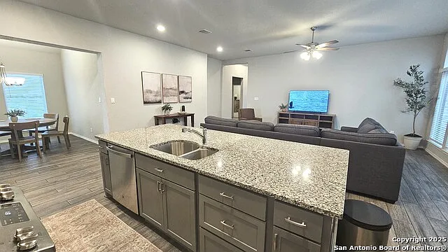 3 bed, 2.0 bath, 2026 sqft, $4,300 — Photo 4