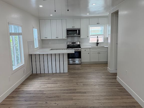 5th image of 1084 Gladys Ave