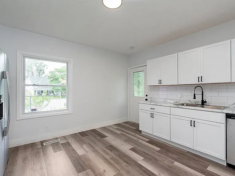 2531 Brookside Ave — Photo 6