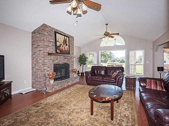 3rd image of 32945 Windy Oak St