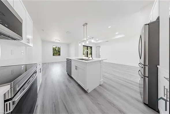 1137 Damen St E — Photo 13