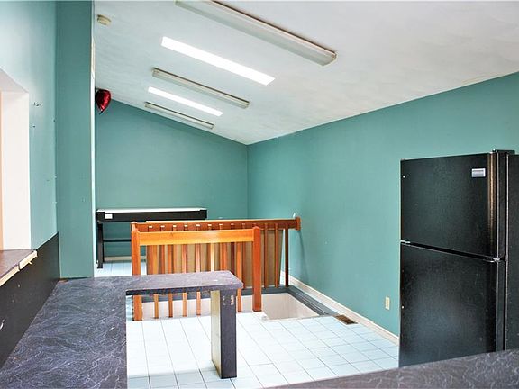 4th image of 115 Farmington Ave