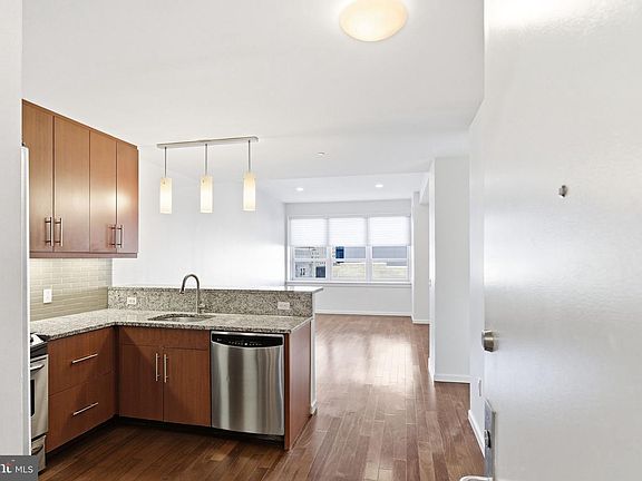 4th image of 1425 Locust St Unit 15E
