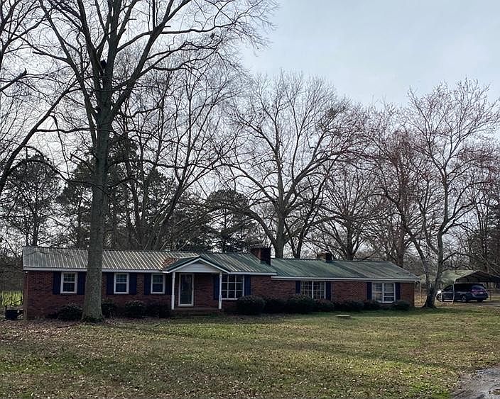 4 bdrm 2 bath farm home on private gated road