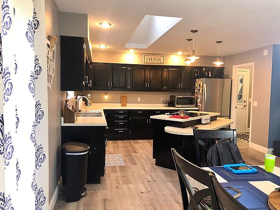 3rd image of 100 Flintwood Dr