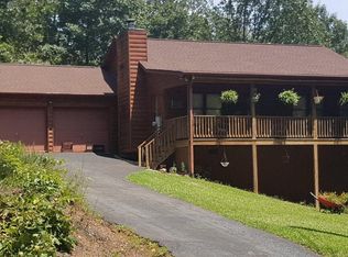 482 Peaceful Valley Dr, Cleveland, GA 30528