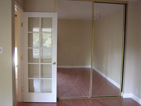 Bedrooms w/ Tall Mirrored closets 