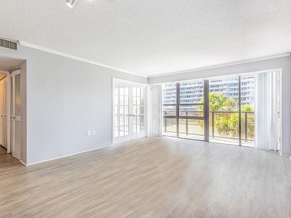 3rd image of 600 NE 36th St APT 211