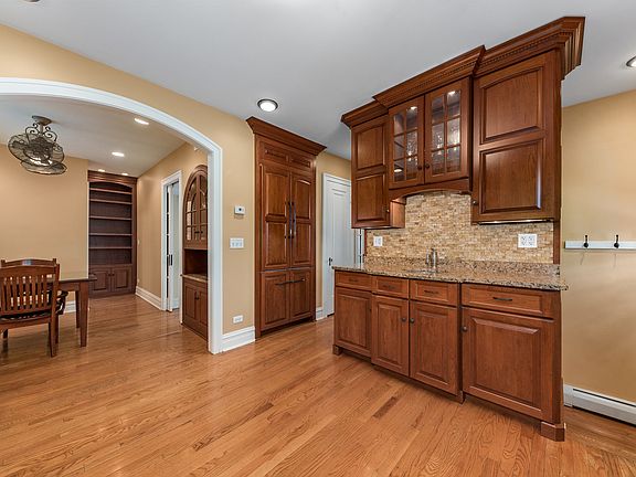 5th image of 1147 Forest Ave