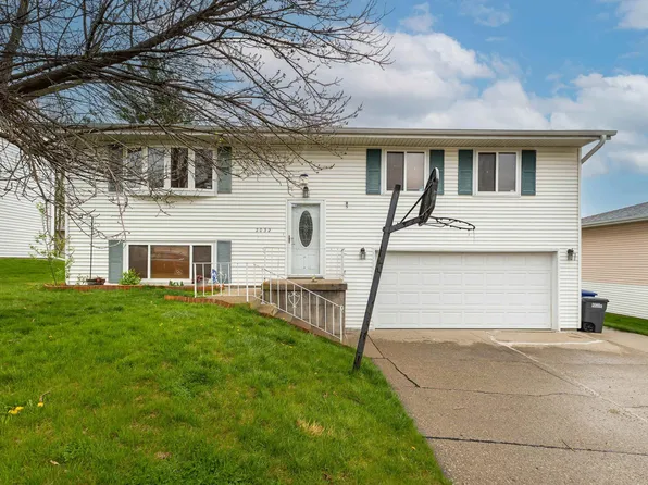 2032 Woodrow Dr, Dubuque, IA 52002